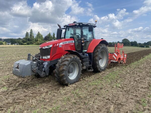 Massey Ferguson 7726 met rode rotoreg op een stoppelveld