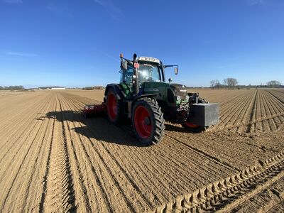 Fendt 718 met rotoreg op een pas aangeruggd aardappelperceel