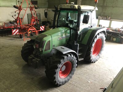 Tweedehands Fendt Vario Farmer 412 met rode velgen in de loods