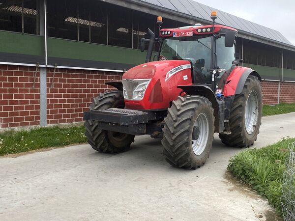 Rode McCormick X7.680 op de betonnen oprit voor een moderne stal