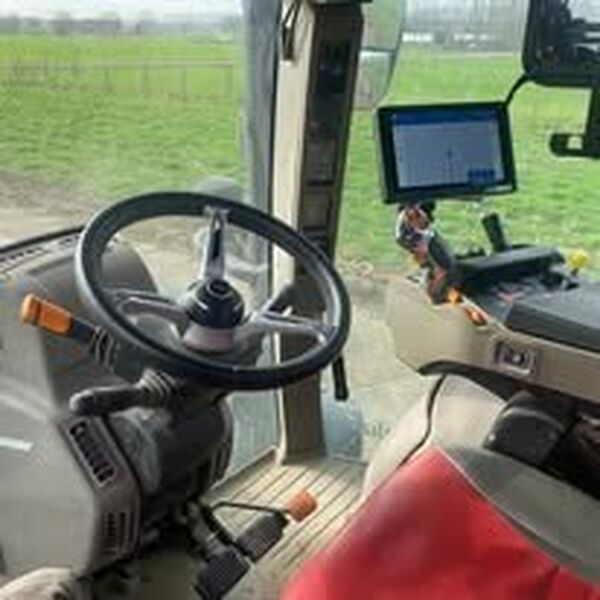 Zicht vanuit een Case IH-cabine met Agri-GPS-terminal naast het stuur