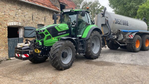 Deutz-Fahr 6215 met Dezeure-mesttank op het erf van een hoeve