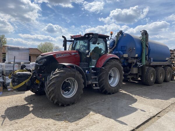 Case IH Puma 200 AFS met blauwe mesttank op het bedrijfserf