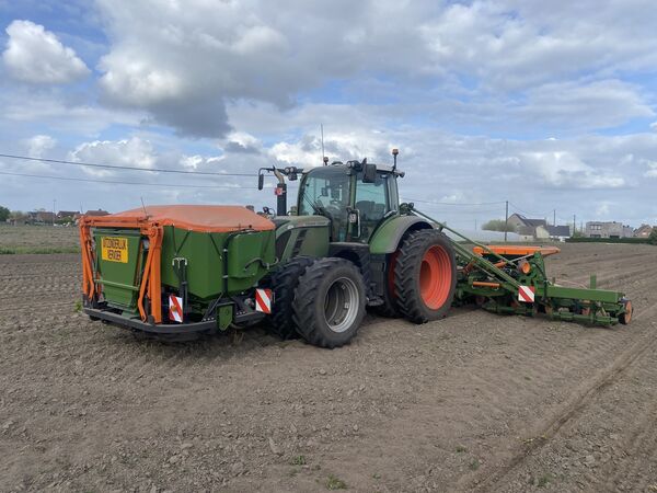 Fendt 724 met oranje kunstmeststrooier vooraan en Amazone-zaaicombinatie achteraan